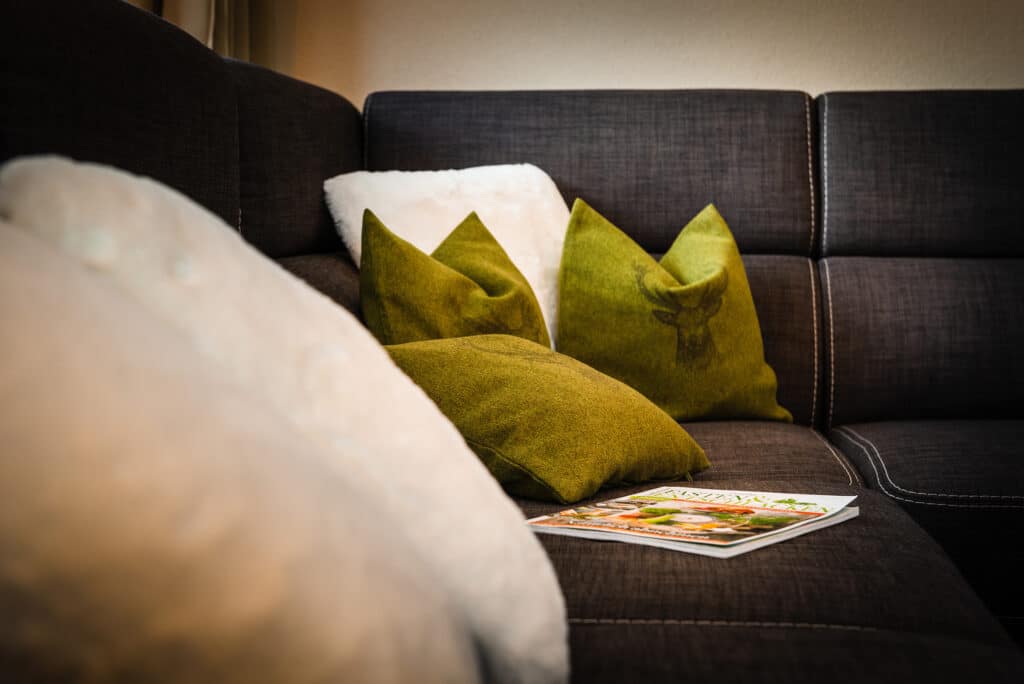 Couch mit grünen Kissen_Fewo Krottenkopf_Alpenparadies_Krün