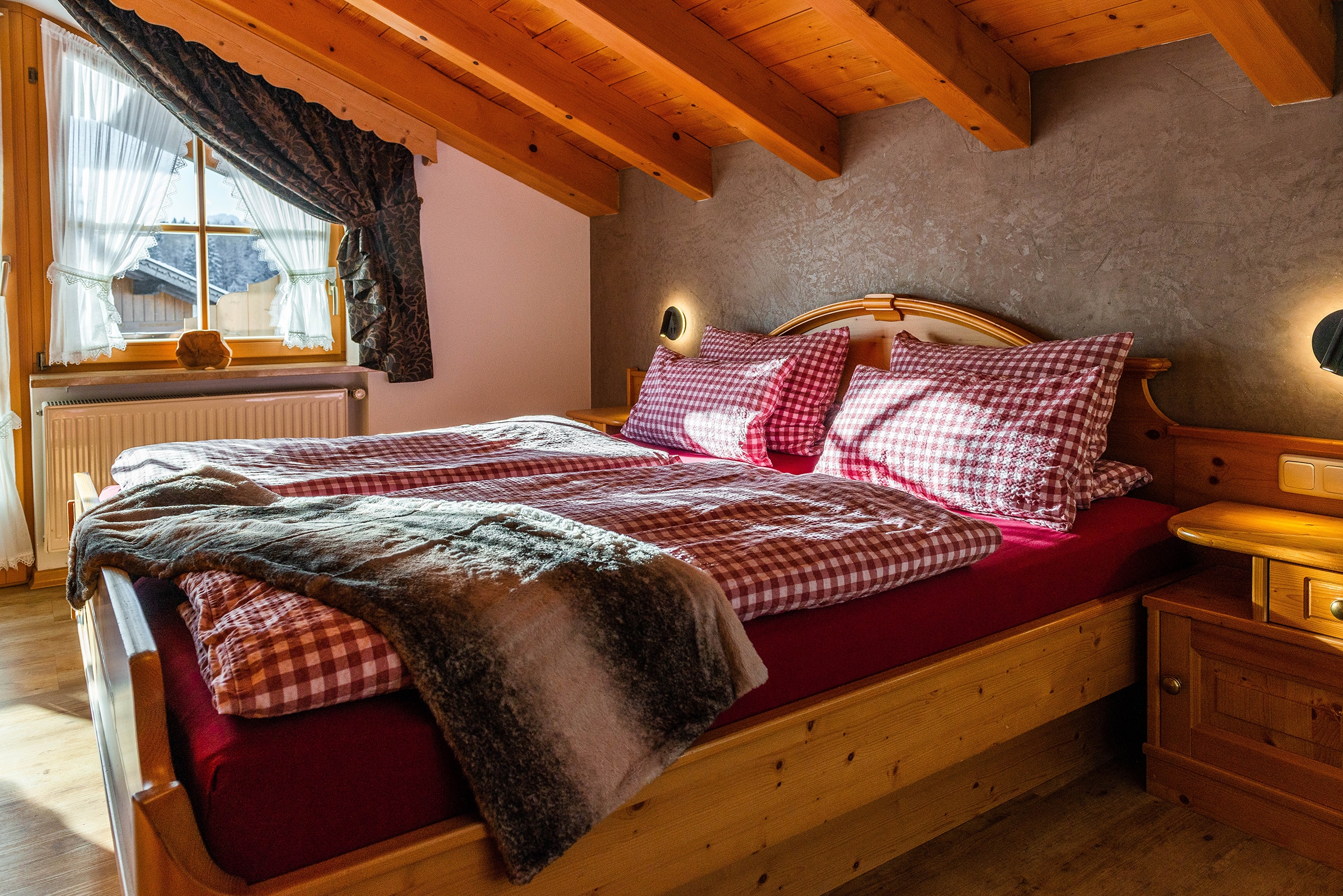 Doppelbett mit karierter Bettwäsche_Dachgeschoss_Fewo Wetterstein_Alpenparadies_Krün