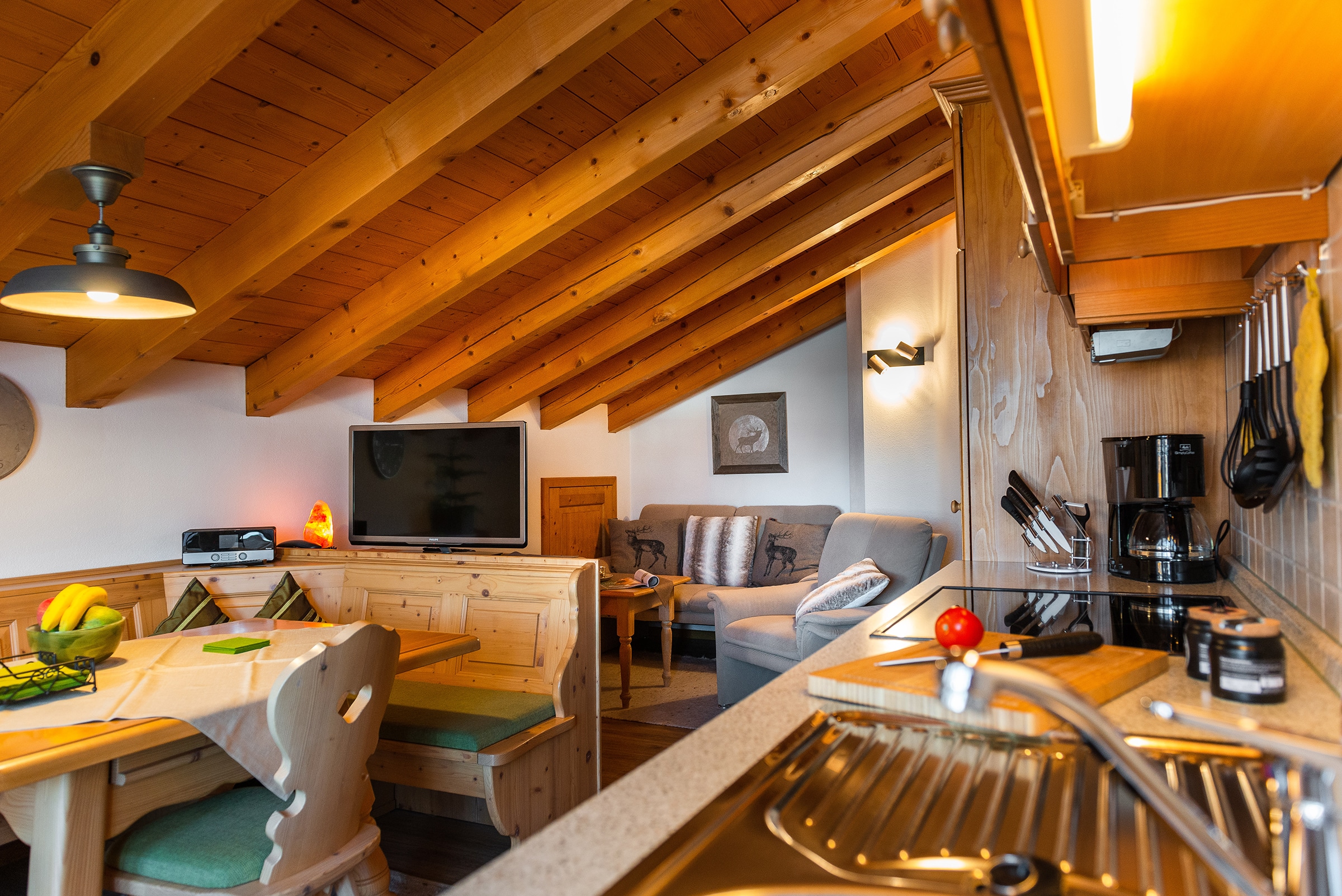 Offene Küche mit Blick zur Couch_Fewo Schöttelkarspitze_Alpenparadies_Krün