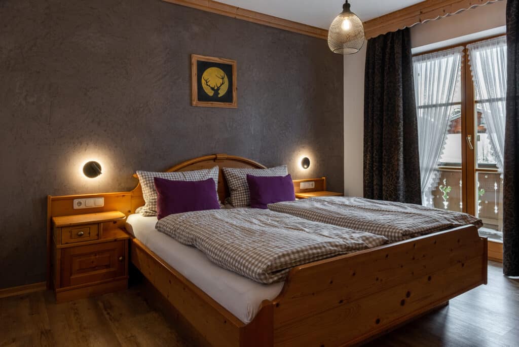 Schlafzimmer mit Balkontür_Fewo Krottenkopf_Alpenparadies_Krün