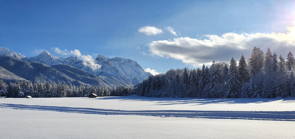Tief verscshneite Winterlandschaft in Krün mit Karwendel im Hintergrund