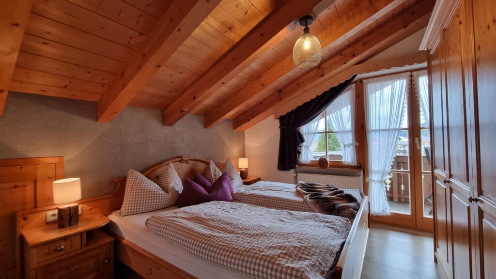 Fewo Schoettelkarspitze_Schlafzimmer im Alpenparadies Kruen