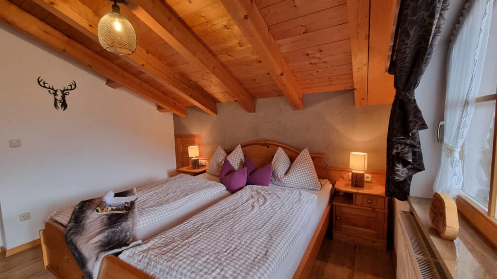 Fewo Schoettelkarspitze_gemuetliches Schlafzimmer im Alpenparadies Kruen