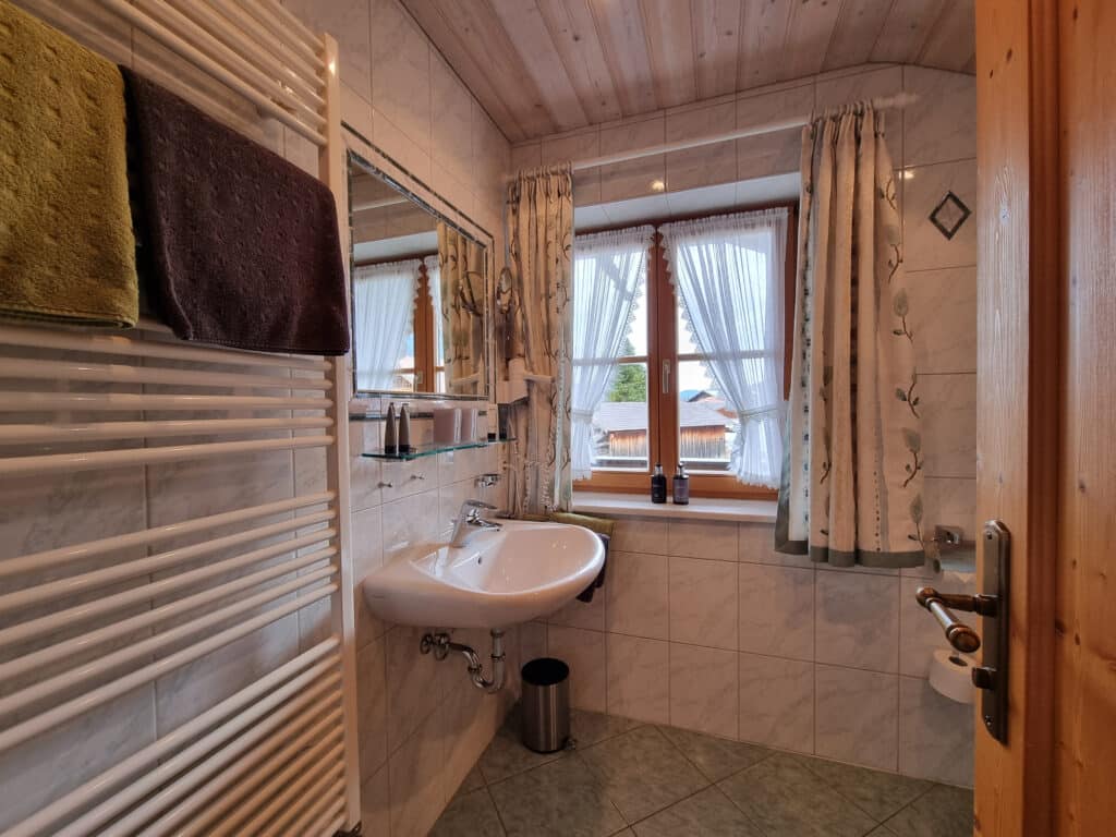 Fewo Simetsberg_Badezimmer mit Dusche und WC im Alpenparadies Kruen