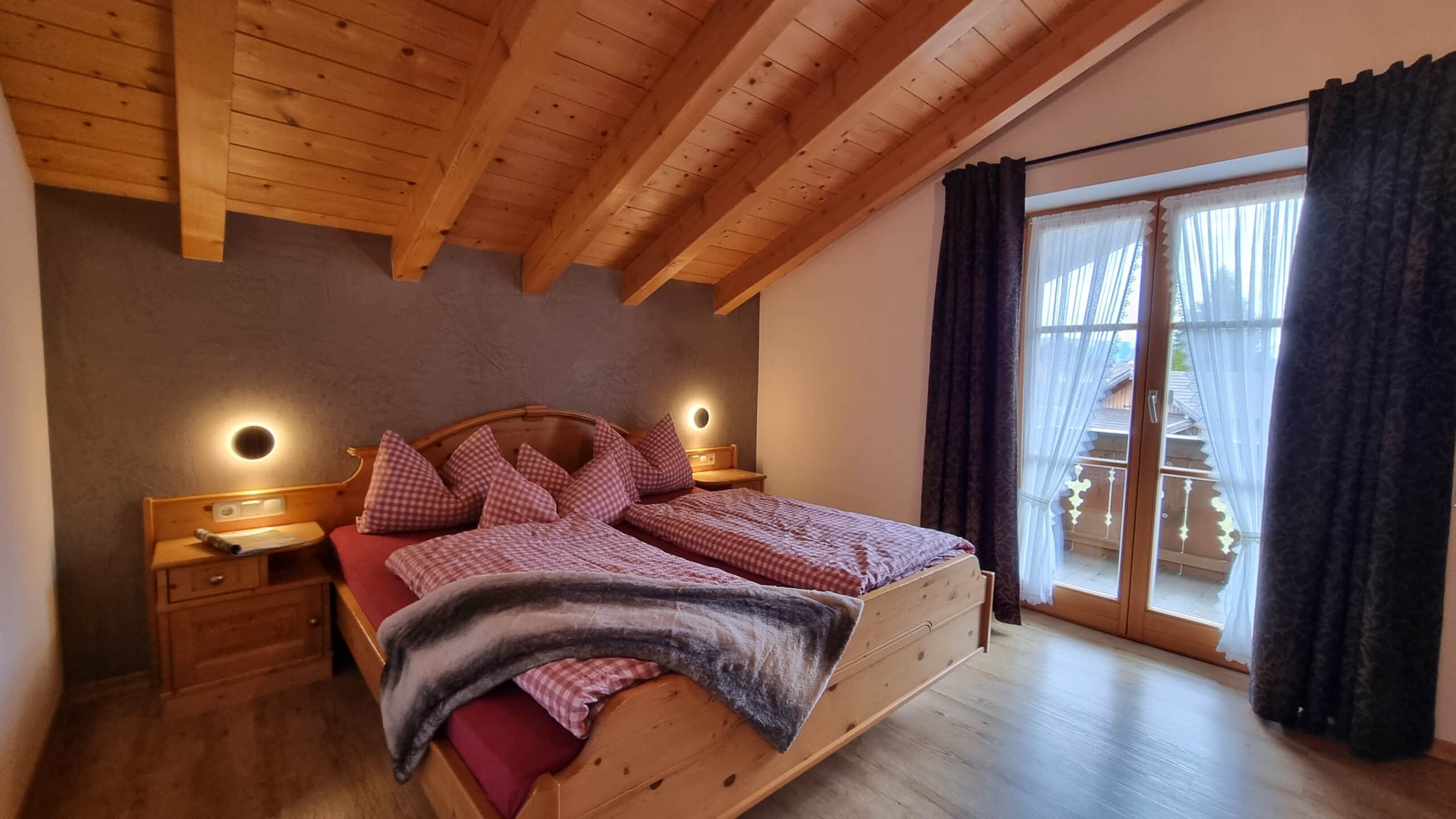 Fewo Simetsberg_gemuetliches Schlafzimmer im Alpenparadies Kruen
