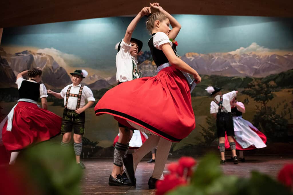 Tanzende Kinder am Heimatabend in Krün