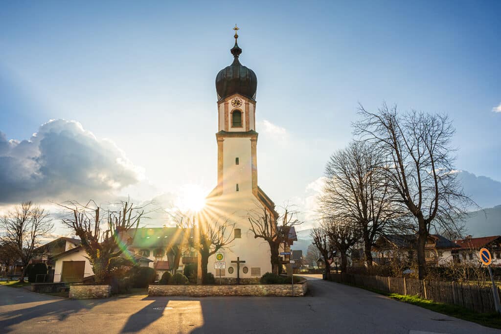 Kirche_St.Sebastian in Krün mit Sonnenstrahlen