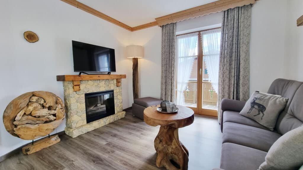 Ferienwohnung Krottenkopf_Egemuetliches Wohnzimmer mit elektrischem Kamin_Gaestehaus Alpenparadies, Kruen
