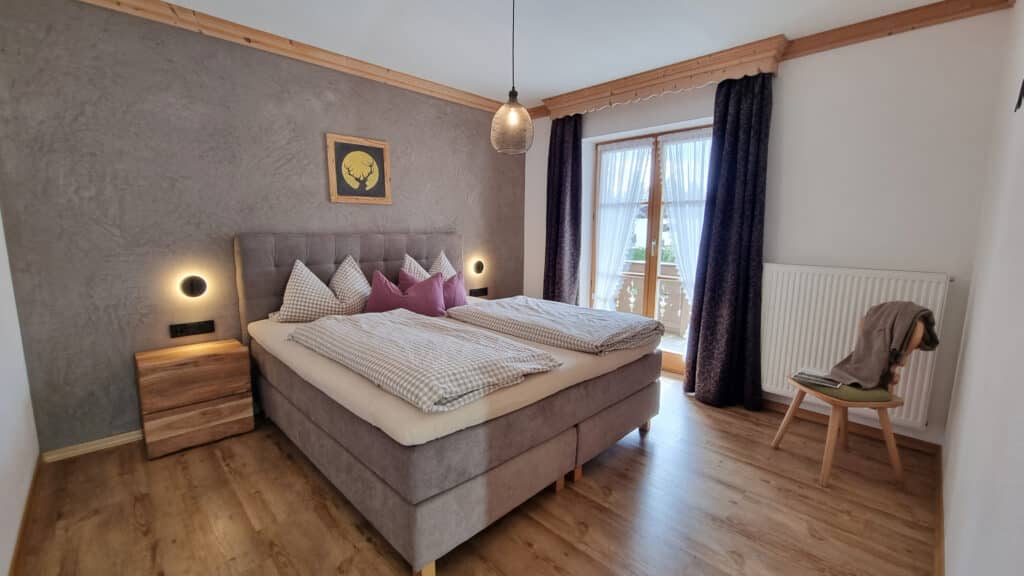 Ferienwohnung Krottenkopf_Schlafzimmer, Boxspringbett_Gaestehaus Alpenparadies, Kruen