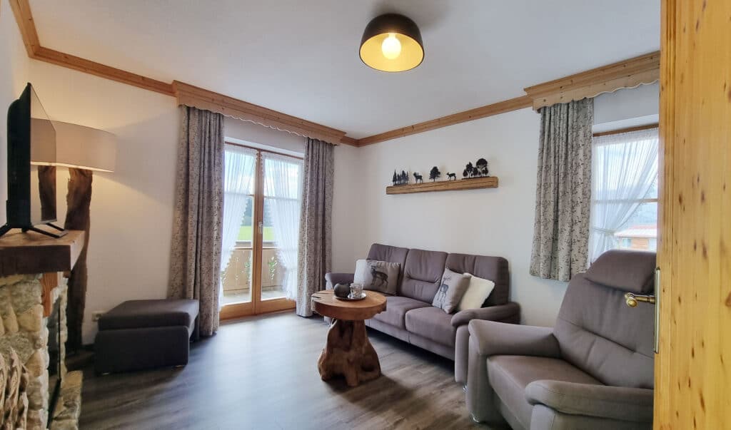 Ferienwohnung Krottenkopf_Wohnzimmer mit Balkon_Gaestehaus Alpenparadies, Kruen