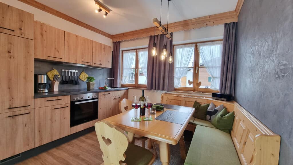 Ferienwohnung Krottenkopf_hochwertige Kueche und Essecke_Gaestehaus Alpenparadies, Kruen